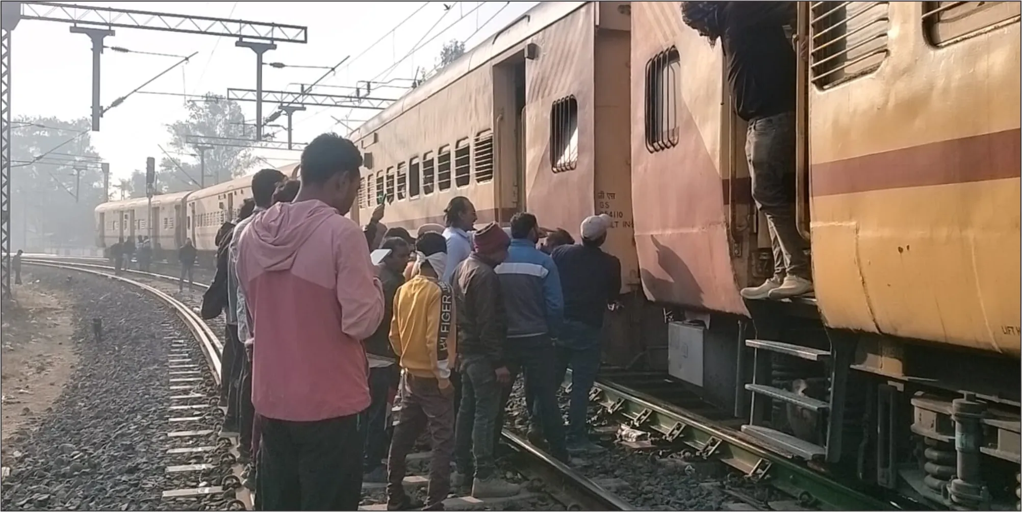 बड़ा रेल हादसा टला: स्पेशल ट्रेन के तीन डब्बे इंजन से अलग | Peptech Time  Hindi News | Peptech Time