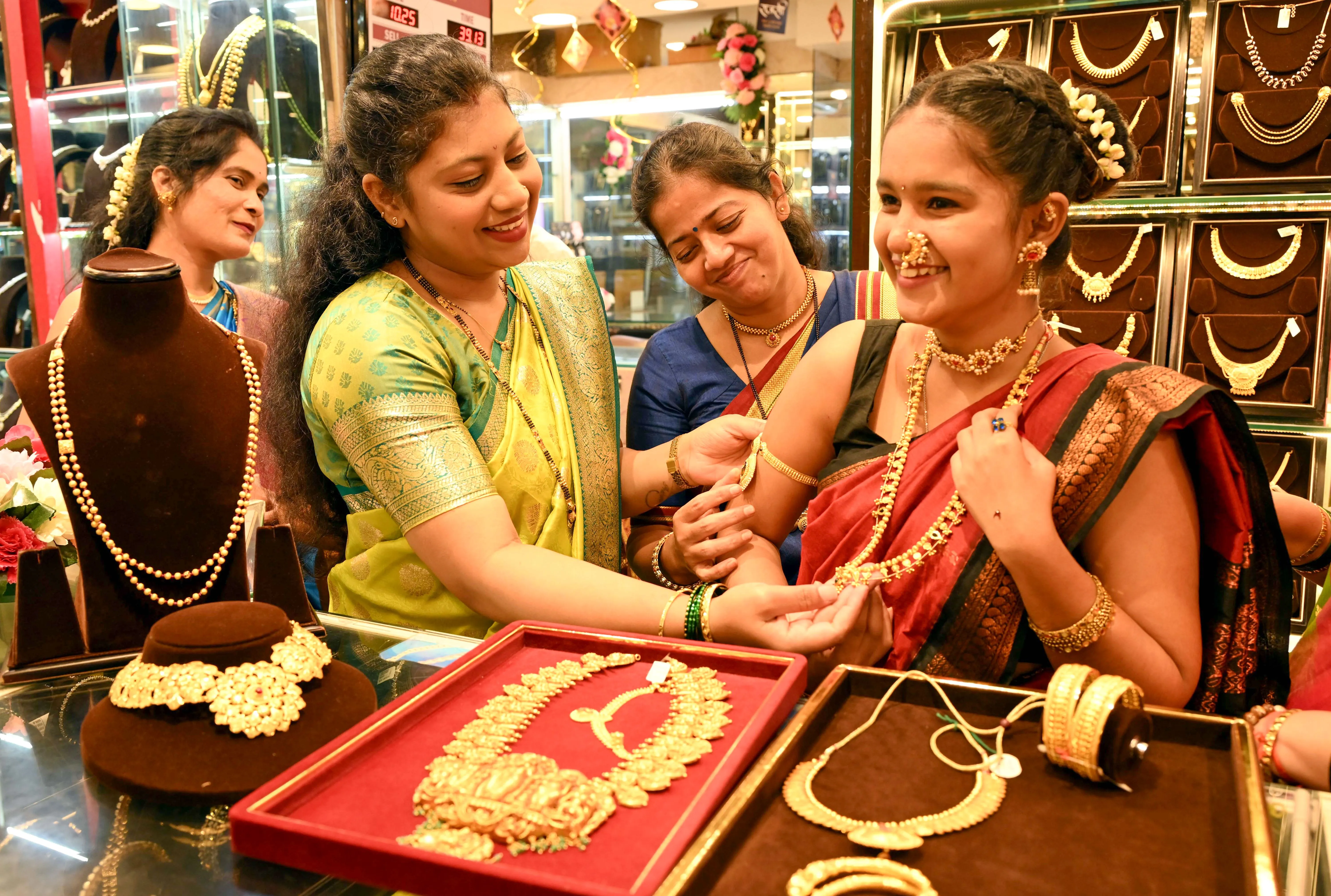 WomenPurchaseGoldJewellery WomenPurchaseGoldJewellery