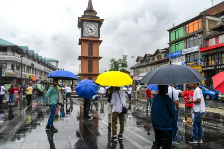 कश्मीर में तेज हवाएं और ओलावृष्टि, सोपोर में कई घरों की छतें उड़ीं कश्मीर में तेज हवाएं और ओलावृष्टि, सोपोर में कई घरों की छतें उड़ीं