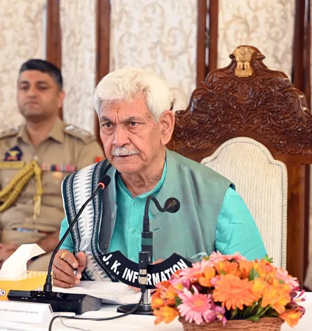 जम्मू-कश्मीर: एलजी मनोज सिन्हा ने आतंकी कनेक्शन के कारण एक कर्मचारी को नौकरी से निकाला