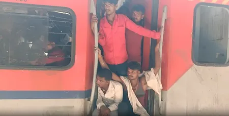 हाजीपुर रेलवे स्टेशन पर यात्रियों की भारी भीड़, गेट और फुटबोर्ड पर सफर करने को मजबूर लोग हाजीपुर रेलवे स्टेशन पर यात्रियों की भारी भीड़, गेट और फुटबोर्ड पर सफर करने को मजबूर लोग