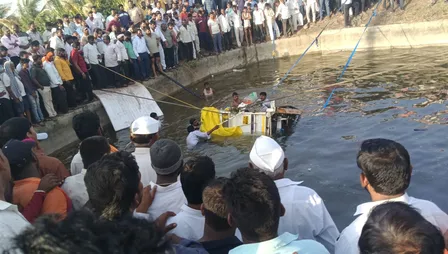 महाराष्ट्र के सोलापुर में सड़क किनारे बने कुएं में गिरी वैन, 8 लोगों की मौत महाराष्ट्र के सोलापुर में सड़क किनारे बने कुएं में गिरी वैन, 8 लोगों की मौत