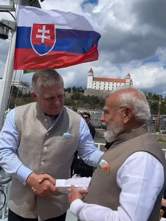 प्रधानमंत्री मोदी की ओर से उपहार में दी जैकेट पहनकर आए पीएम फित्सो, दोनों नेताओं ने गर्मजोशी से एक-दूसरे का किया स्वागत प्रधानमंत्री मोदी की ओर से उपहार में दी जैकेट पहनकर आए पीएम फित्सो, दोनों नेताओं ने गर्मजोशी से एक-दूसरे का किया स्वागत
