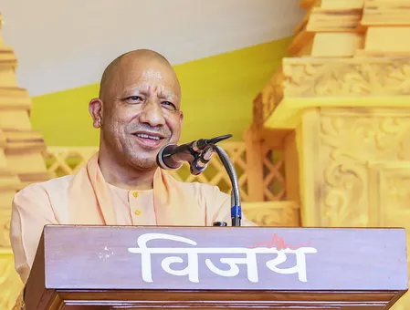 राम मंदिर चंदा विवाद के बीच सीएम योगी आदित्यनाथ 19 जून को अयोध्या का दौरा करेंगे राम मंदिर चंदा विवाद के बीच सीएम योगी आदित्यनाथ 19 जून को अयोध्या का दौरा करेंगे
