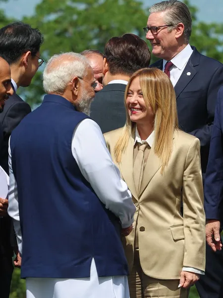 जी-7 समिट : फैमिली फोटो से पहले पीएम मोदी ने नेताओं से साझा किए विचार, राष्ट्रपति मैक्रों को कहा धन्‍यवाद