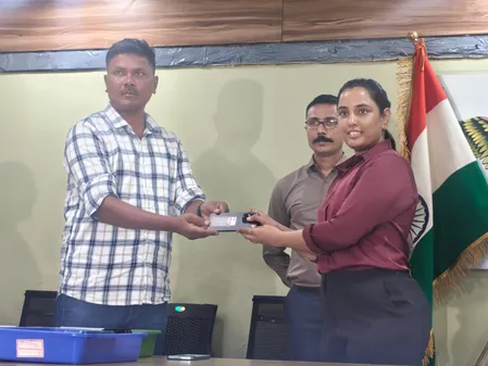 अहमदाबाद : क्राइम ब्रांच ने 410 खोए मोबाइल फोन मालिकों को लौटाए, कीमत 63 लाख रुपए से अधिक अहमदाबाद : क्राइम ब्रांच ने 410 खोए मोबाइल फोन मालिकों को लौटाए, कीमत 63 लाख रुपए से अधिक