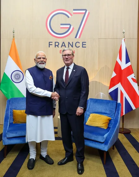 जी-7 समिट में पीएम मोदी-स्टार्मर की मुलाकात, व्यापार से एआई तक कई मुद्दों पर हुई चर्चा जी-7 समिट में पीएम मोदी-स्टार्मर की मुलाकात, व्यापार से एआई तक कई मुद्दों पर हुई चर्चा