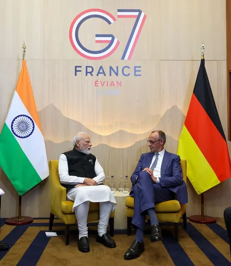 जी-7 समिट : पीएम मोदी और जर्मन चांसलर मर्ज की अहम मुलाकात, व्यापार और रक्षा सहयोग बढ़ाने पर हुई चर्चा जी-7 समिट : पीएम मोदी और जर्मन चांसलर मर्ज की अहम मुलाकात, व्यापार और रक्षा सहयोग बढ़ाने पर हुई चर्चा