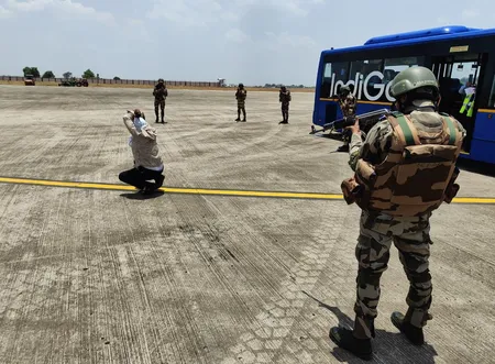 इंदौर: एयरपोर्ट पर सीआईएसएफ ने किया एंटी-हाइजैकिंग मॉक ड्रिल, परखी गईं तैयारियां