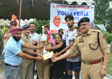 पुलवामा पुलिस ने सरदार वल्लभभाई पटेल की 150वीं जयंती के मौके पर वॉलीबॉल मैच का आयोजन किया