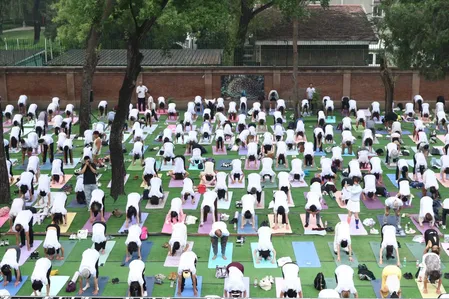 ‘योग फॉर हेल्दी एजिंग’ थीम के साथ पेइचिंग में मनाया गया 12वां अंतरराष्ट्रीय योग दिवस ‘योग फॉर हेल्दी एजिंग’ थीम के साथ पेइचिंग में मनाया गया 12वां अंतरराष्ट्रीय योग दिवस