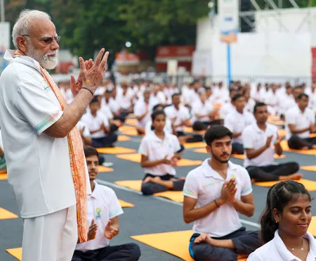 रूस से स्पेन तक योग दिवस की धूम, पीएम मोदी ने वैश्विक सहभागिता की सराहना की रूस से स्पेन तक योग दिवस की धूम, पीएम मोदी ने वैश्विक सहभागिता की सराहना की