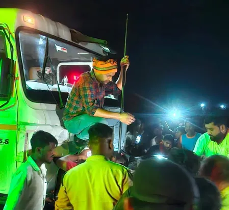जबलपुर: ट्राला और कार की भीषण टक्कर, एक की मौत, पांच घायल