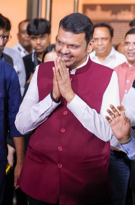 महाराष्ट्र सरकार का किसानों को दिन में 100 प्रतिशत बिजली देने का लक्ष्य: सीएम फडणवीस महाराष्ट्र सरकार का किसानों को दिन में 100 प्रतिशत बिजली देने का लक्ष्य: सीएम फडणवीस
