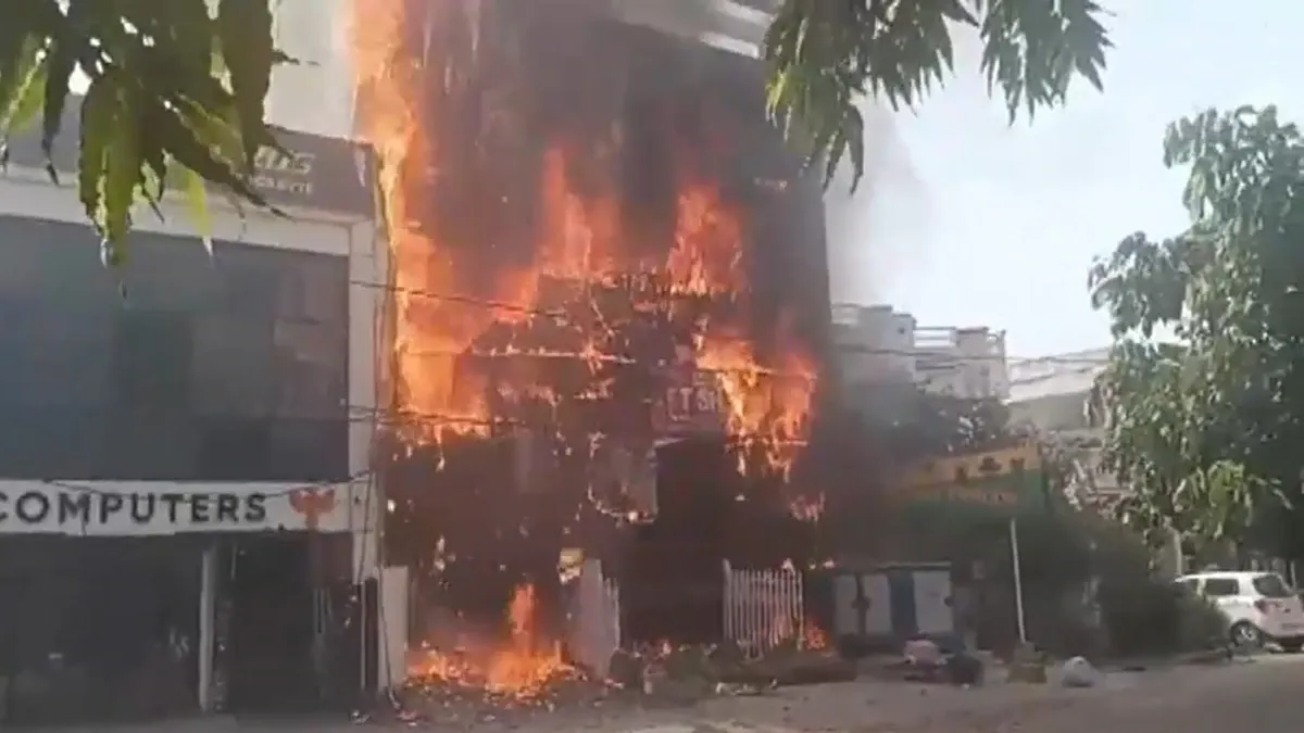 Lacnow fire insident
