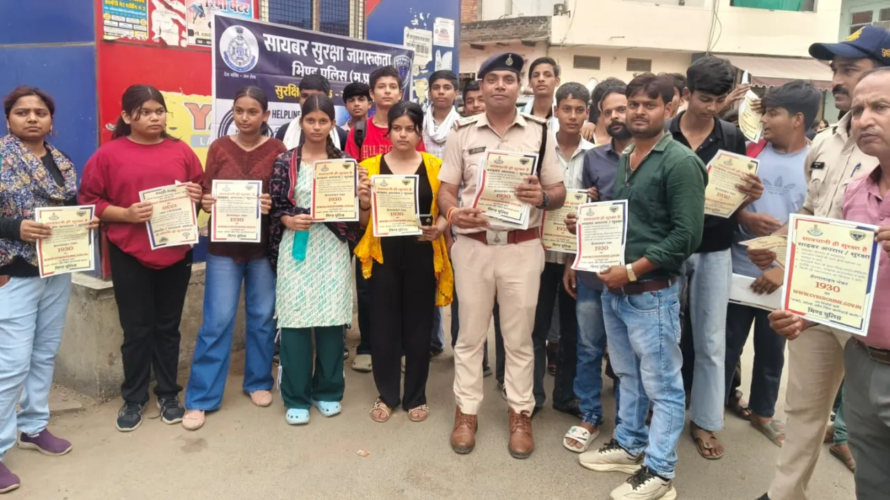 The police the students about cyber