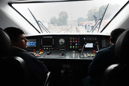 कैबिनेट ने कर्नाटक और आंध्र प्रदेश में 1,264 करोड़ रुपए की मल्टीट्रैकिंग रेल परियोजना को दी मंजूरी कैबिनेट ने कर्नाटक और आंध्र प्रदेश में 1,264 करोड़ रुपए की मल्टीट्रैकिंग रेल परियोजना को दी मंजूरी