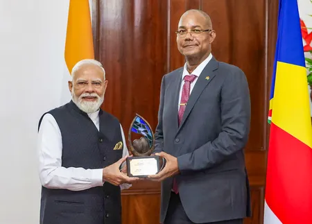 पीएम मोदी को मिला 'गार्डियन ऑफ द ब्लू होराइजन' सम्मान असली, सेशेल्स के विदेश मंत्रालय ने दी सफाई पीएम मोदी को मिला 'गार्डियन ऑफ द ब्लू होराइजन' सम्मान असली, सेशेल्स के विदेश मंत्रालय ने दी सफाई