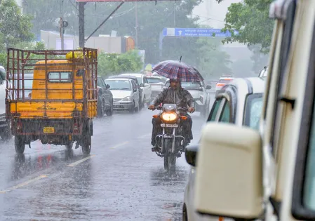 मध्य प्रदेश: जबलपुर में पांच मंजिला इमारत गिरी, प्रशासन की सूझबूझ से बची लोगों की जान