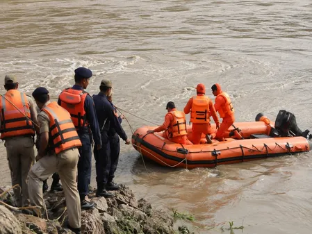 जम्मू-कश्मीर पुलिस और एसडीआरएफ ने तवी नदी में फंसे चार बच्चों को बचाया जम्मू-कश्मीर पुलिस और एसडीआरएफ ने तवी नदी में फंसे चार बच्चों को बचाया