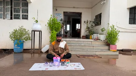 गुजरात पुलिस ने 1.01 करोड़ रुपए कीमत की दुर्लभ एम्बरग्रीस जब्त की, एक गिरफ्तार गुजरात पुलिस ने 1.01 करोड़ रुपए कीमत की दुर्लभ एम्बरग्रीस जब्त की, एक गिरफ्तार