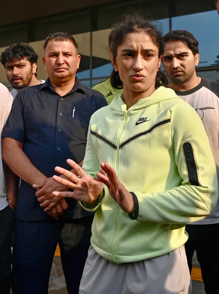 विनेश फोगाट मामला : दिल्ली हाईकोर्ट का डब्ल्यूएफआई को 'कारण बताओ नोटिस' पर दो हफ्ते में फैसला लेने का आदेश विनेश फोगाट मामला : दिल्ली हाईकोर्ट का डब्ल्यूएफआई को 'कारण बताओ नोटिस' पर दो हफ्ते में फैसला लेने का आदेश