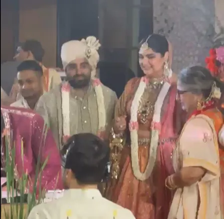 अंशुला कपूर और रोहन ठक्कर शादी के बंधन में बंधे, पारंपरिक फेरों के बाद हुई रजिस्टर्ड मैरिज अंशुला कपूर और रोहन ठक्कर शादी के बंधन में बंधे, पारंपरिक फेरों के बाद हुई रजिस्टर्ड मैरिज