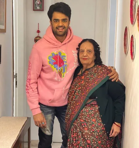 मनीष पॉल की मां का 77 वर्ष की उम्र में निधन, अभिनेता की टीम ने साझा किया भावुक संदेश मनीष पॉल की मां का 77 वर्ष की उम्र में निधन, अभिनेता की टीम ने साझा किया भावुक संदेश