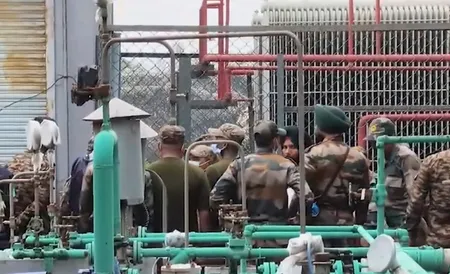 पुणे हादसा: राहत-बचाव कार्य में भारतीय सेना भी हुई शामिल, कई लोगों के फंसे होने की आशंका (लीड-1)