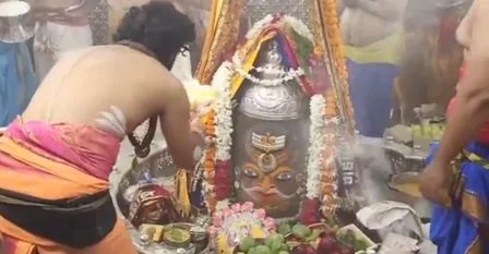 त्रिपुंड, त्रिशूल और डमरू से सजे महाकाल, क्रिकेटर सिद्धार्थ कौल और अभिनेत्री आंचल मुंजाल ने किए दर्शन