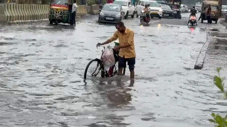 नोएडा में झमाझम बारिश ने खोली व्यवस्थाओं की पोल, शहर की कई सड़कें और सेक्टर जलमग्न