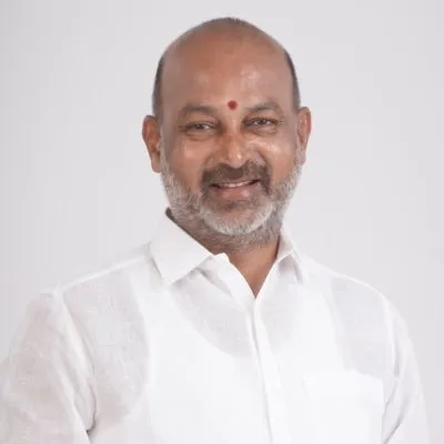 ओवैसी के कॉलेज को लेकर तेलंगाना में सियासी घमासान, मंत्री बंदी संजय कुमार ने कांग्रेस पर साधा निशाना ओवैसी के कॉलेज को लेकर तेलंगाना में सियासी घमासान, मंत्री बंदी संजय कुमार ने कांग्रेस पर साधा निशाना