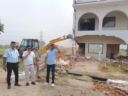 यमुना प्राधिकरण की बड़ी कार्रवाई: 450 करोड़ रुपए मूल्य की अवैध कॉलोनियों पर चला बुलडोजर
