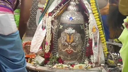 बेल पत्र, भांग-चन्दन, रजत मुकुट और रुद्राक्ष की माला से बाबा महाकाल का शृंगार, की गई भस्म आरती