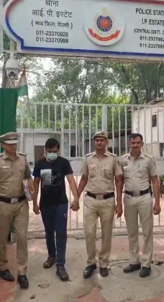 दिल्ली: 60 लाख रुपए की धोखाधड़ी के मामले में घोषित अपराधी गिरफ्तार