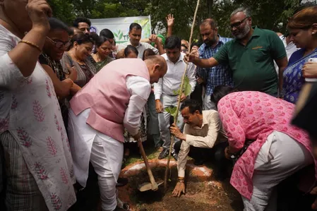 रोहिणी में पौधरोपण अभियान के दौरान विजेंद्र गुप्ता बोले, पौधे लगाने से ज्यादा जरूरी उनकी देखभाल