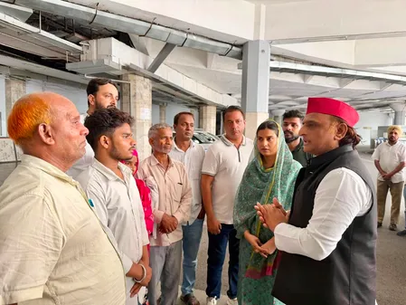 मेरठ में पीड़ित परिवार से मिले अखिलेश यादव, बोले- कमजोर धाराओं में मुकदमा दर्ज कर न्याय से हो रहा खिलवाड़