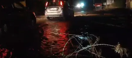 पहलगाम मार्ग पर बादल फटने से सड़क क्षतिग्रस्त, सभी पर्यटक सुरक्षित