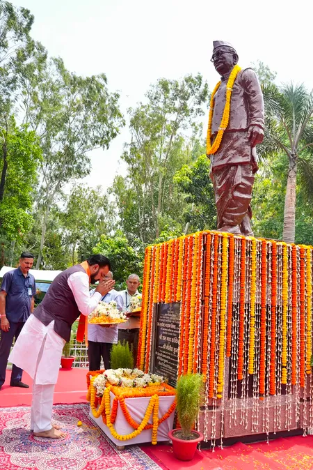 बिहार के पूर्व मुख्यमंत्री सत्येंद्र नारायण सिन्हा की जयंती पर राज्यपाल, मुख्यमंत्री समेत कई नेताओं ने दी श्रद्धांजलि