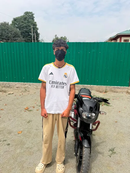 जम्मू-कश्मीर : ट्राल पुलिस स्टेशन ने हिट-एंड-रन केस सुलझाया, आरोपी गिरफ्तार, मोटरसाइकिल जब्त