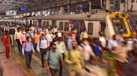 मुंबई : एसी लोकल में टिकट जांच विवाद मामले में पश्चिम रेलवे की जांच पूरी, टीसी स्टाफ को मिली क्लीन चिट