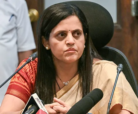 मुंबई : चेंबूर में पेड़ गिरने के हादसे पर बीएमसी की जांच रिपोर्ट, दो ठेकेदारों पर 7 लाख रुपए जुर्माने की सिफारिश