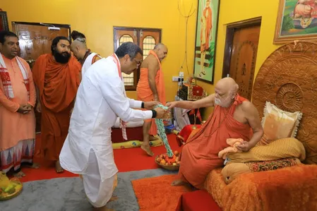 जगन्नाथ रथ यात्रा के अवसर पर धर्मेंद्र प्रधान सहित कई नेताओं ने शंकराचार्य स्वामी निश्चलानंद से की मुलाकात