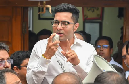 बंगाल: भाजपा नेताओं ने अभिषेक बनर्जी के खिलाफ शिकायत दर्ज कराई बंगाल: भाजपा नेताओं ने अभिषेक बनर्जी के खिलाफ शिकायत दर्ज कराई