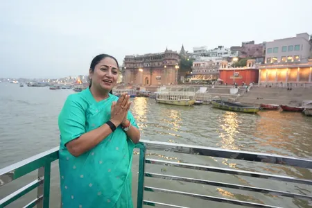 गंगा आरती में भावविभोर हुईं दिल्ली की मुख्यमंत्री, दशाश्वमेध घाट पर किया पूजन गंगा आरती में भावविभोर हुईं दिल्ली की मुख्यमंत्री, दशाश्वमेध घाट पर किया पूजन