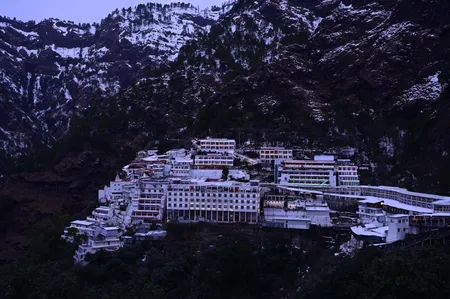 अमरनाथ के बाद अब वैष्णो देवी यात्रा भी स्थगित, खराब मौसम बना बाधा