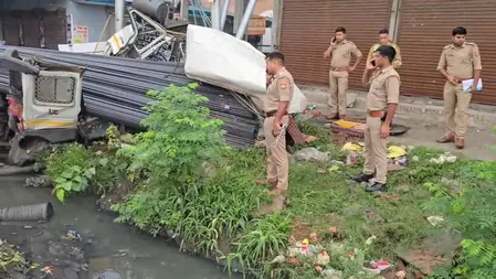 ग्रेटर नोएडा में सरिया से भरा ट्रक नाले में पलटा, चालक की दर्दनाक मौत, दो घंटे तक चला रेस्क्यू ऑपरेशन