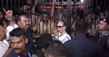 सोनिया गांधी दिल्ली स्थित मंदिर मार्ग थाने पहुंचीं, बेटी प्रियंका से की मुलाकात