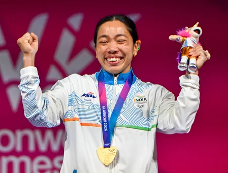 सीडब्ल्यूजी 2026: मीराबाई चानू ने जीता लगातार तीसरा गोल्ड, परिवार और कोच को श्रेय दिया सीडब्ल्यूजी 2026: मीराबाई चानू ने जीता लगातार तीसरा गोल्ड, परिवार और कोच को श्रेय दिया