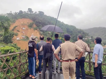 नागालैंड में भूस्खलन का कहर, पहाड़ी ढहने से दो सगे भाइयों की मौत; मां घायल नागालैंड में भूस्खलन का कहर, पहाड़ी ढहने से दो सगे भाइयों की मौत; मां घायल
